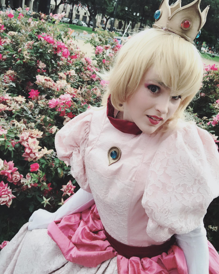 Princess Peach cosplay